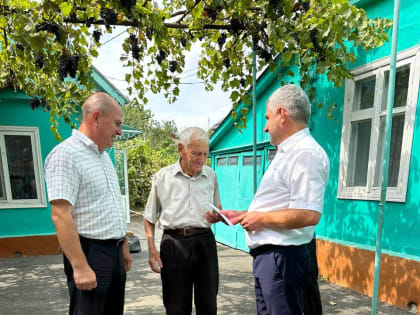 Депутат Ризван Голоев поздравил с днем рождения ветерана из Хасавюрта