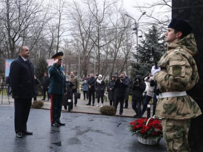 Сергей Меликов возложил цветы к памятнику Воину-освободителю в День защитника Отечества
