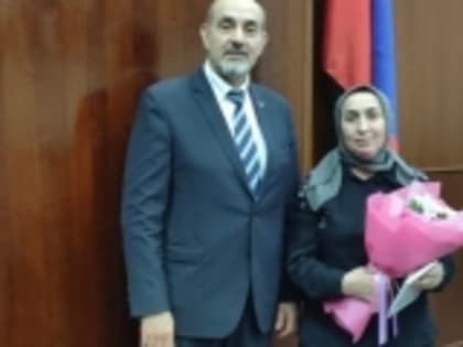 Учитель Новолакской СОШ №1 Хадижат Джавтаева награждена нагрудным знаком «Почётный наставник сферы образования РД»