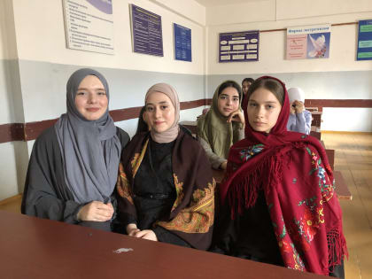 В Бизнес — колледже ДГУНХ преподаватель кафедры гуманитарных дисциплин Рабаданова Альбина Умалатовна провела классный час, посвященный Дню единства народов Дагестана