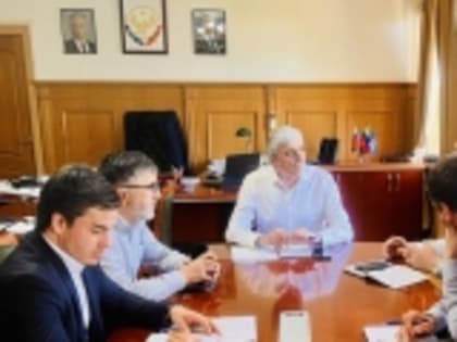 Глава Новолакского района Мамати Гамзатов провел совещание по актуальным вопросам муниципалитета со своими заместителями