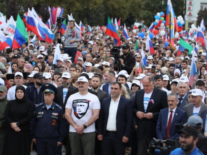 «В единстве – наша сила!»: в Махачкале прошла акция в поддержку курса президента России