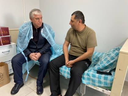 Глава г. Махачкалы навестил участника СВО, проходящего курс лечения в клинике Махачкалы