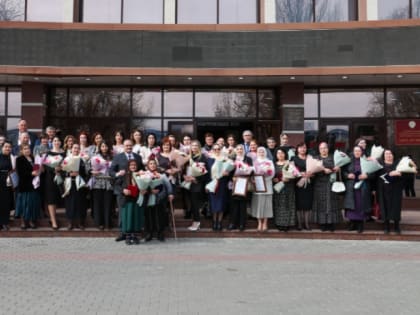 Сергей Меликов вручил государственные награды отличившимся в различных сферах женщинам