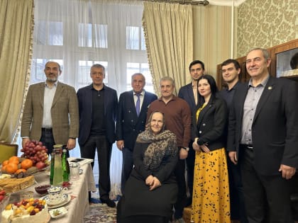 Единороссы Махачкалы поздравили старейшего члена Партии Гамида Бучаева с днем рождения