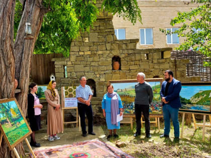 Выставка работ семьи художников Расуловых прошла в Кайтагском районе