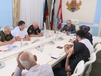 Юсуп Умавов вручил ордена Мужества родным погибших военнослужащих