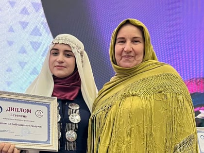 Казбековцы удивили участников фестиваля  «Платок из бабушкиного сундука» необычным платком, которому больше 130 лет