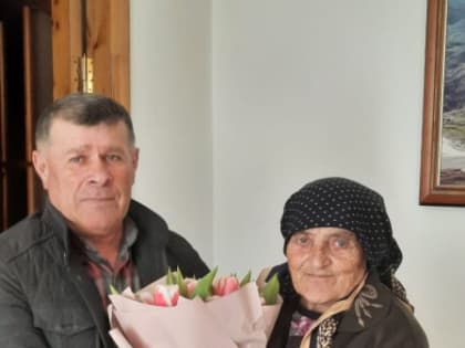 Депутат райсобрания поздравил с 8 марта самую пожилую жительницу