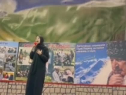 Ученица 11-го класса Нижне-Инховской школы Асият Магомедова поддержала акцию «Читаем Расула»