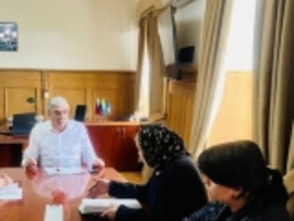 Глава Новолакского района Мамати Гамзатов провел совещание со структурными подразделениями администрации