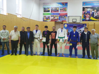 Юного дзюдоиста наградили в Комитете по спорту, туризму и делам молодежи Сулейман-Стальского района