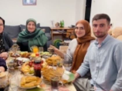 Участник СВО из села Амуши Хунзахского района Магомедрасул Мухумаев посетил родные края названой матери Азры Исубилаевой