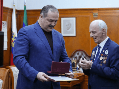 Сергей Меликов встретился с двумя отличившимся дагестанцами – врачом Багавдином Ахмедовым и поэтом Сажидином Саидгасановым