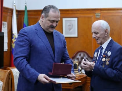 Сергей Меликов встретился с двумя отличившимся дагестанцами – врачом Багавдином Ахмедовым и поэтом Сажидином Саидгасановым