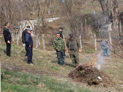 В Казбековском районе поддержали общереспубликанский субботник по улучшению санитарного состояния территории   
