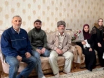 Представители власти Гумбета поддержали семью раненого бойца СВО Сахрудина Сахруева