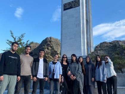 В преддверии Международного дня туризма студенты ДГУНХ в рамках работы краеведческого клуба посетили красивый единственный подземный водопад в Дагестане — Салтинский водопад и исто