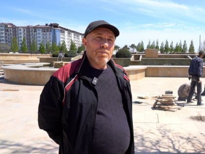 В парке Низами Гянджеви подрядчик меняет бракованную плитку