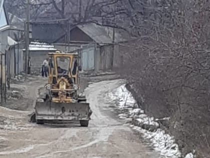 Мухтарпаша Умаханов оказал содействие в благоустройстве внутрисельских дорог в Казбековском районе