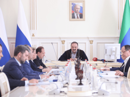 Сергей Меликов провел совещание по подготовке к проведению выпускных экзаменов в Дагестане