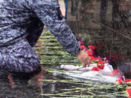 В Махачкале в День неизвестного солдата состоялась церемония возложения цветов к Вечному огню 
