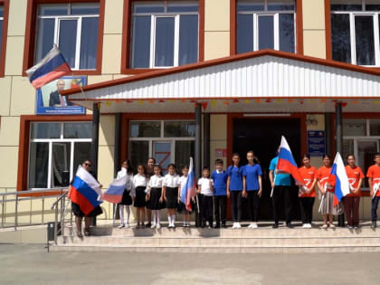 В Хасавюртовском районе в честь праздника по традиции развернули государственный флаг России
