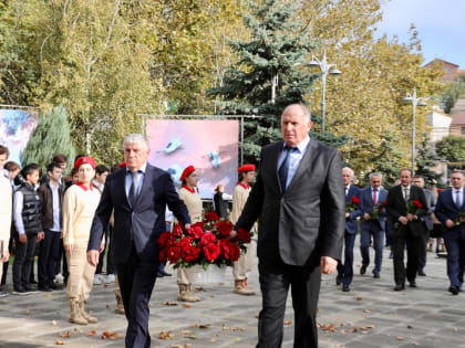 В честь 80-летия победы в Битве за Кавказ в Махачкале возложили цветы к памятнику Воину-освободителю