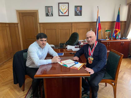 И.о. главы Новолакского района Сулейман Рамазанов встретился с одним из лучших трейлраннеров Дагестана