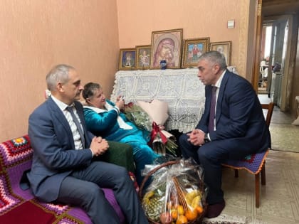 Энрик Муслимов навестил жительницу блокадного Ленинграда, проживающую в Махачкале