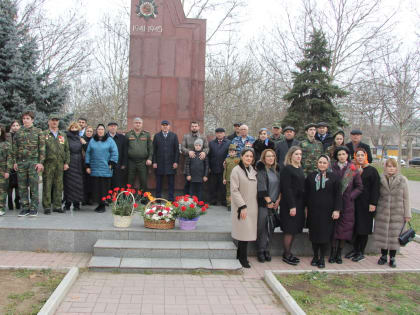 Глава Избербаша принял участие в церемонии возложения цветов к памятнику «Вечный огонь»