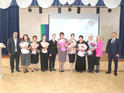 В рамках совещания по актуальным вопросам развития сферы образования Магарамкентского района первый замминистра обрнауки РД вручила региональные награды