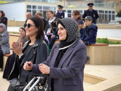 На площади в Дербенте проходят мастер-классы по лезгинке