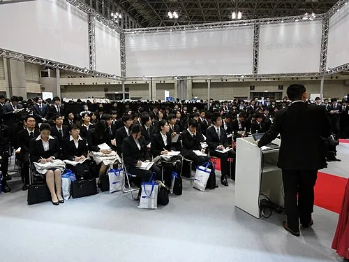 経団連の定める「採用選考に関する企業の倫理憲章」に基づく、内定の解禁日。主要企業はこの日に内定式を行う。( 日本)