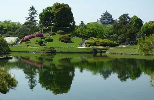 岡山県高梁市で行われ、五穀豊穣と町家の繁栄を願って踊る。（8月14日から）