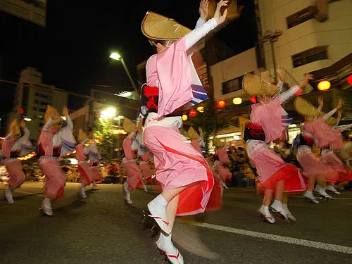 徳島市阿波踊りの初日( 日本 徳島市、15日まで)