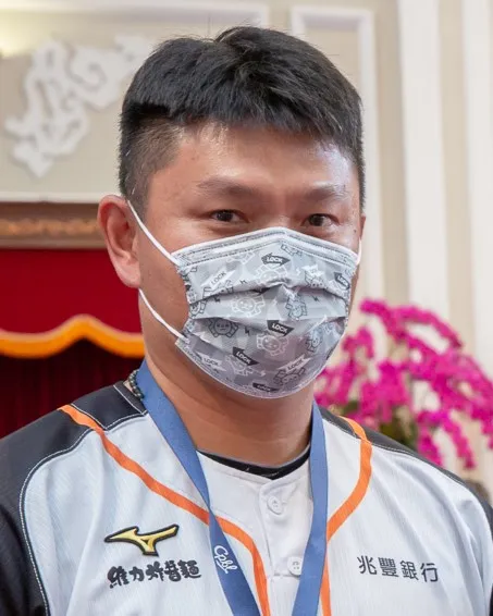 潘威倫