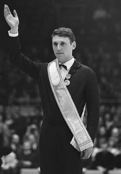 1940 : Alain Calmat, patineur, médecin et homme politique français.