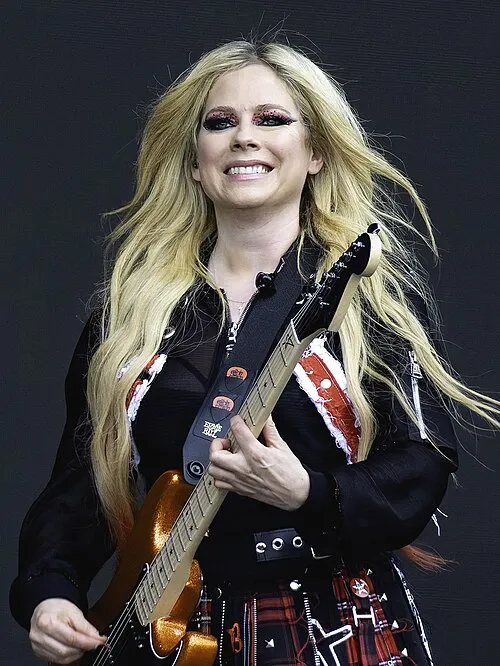 Avril Lavigne: La Reina del Pop Punk Canadiense | dayhist - How Tall Is Avril Lavigne? Pop-Punk Princess’s Real Height