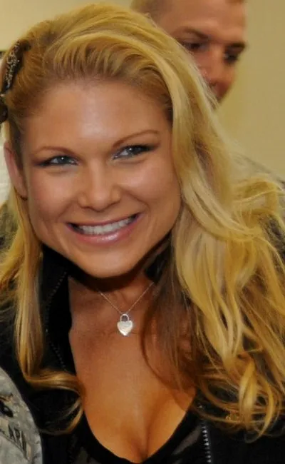 1980 - Beth Phoenix, Amerikalı profesyonel güreşçi