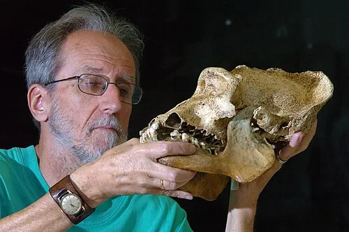 2016 - Colin Groves, Avustralyalı biyoloji profesörü ve antropolog (d. 1942)