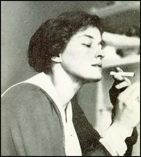 1889 - Enid Bagnold, İngiliz yazar (ö. 1981)
