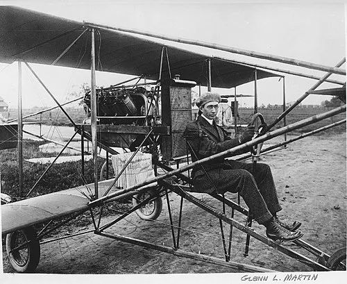 Glenn Luther Martin, homme d'affaires et pilote américain († 5 décembre 1955).