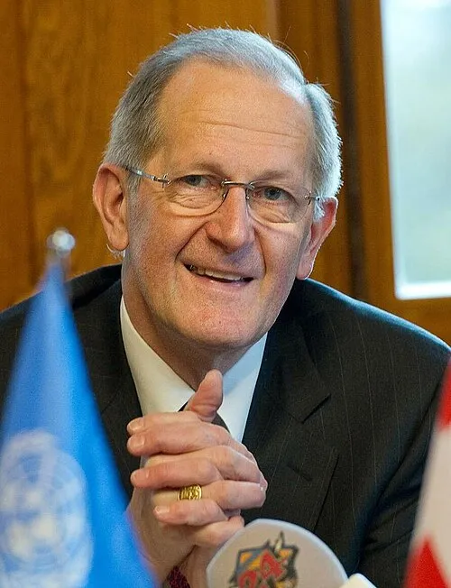 1946 : Joseph Deiss, économiste et homme politique suisse, conseiller fédéral de 1999 à 2006.