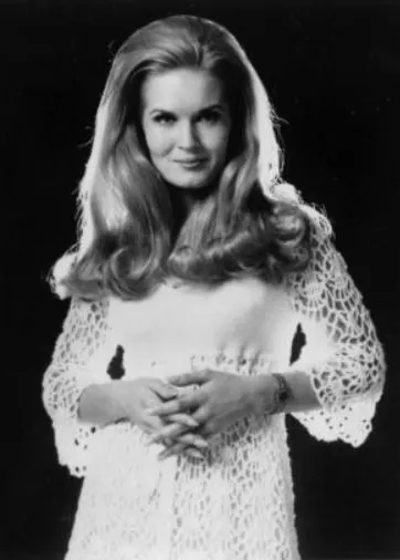 Lynn Anderson, chanteuse américaine de musique country († 30 juillet 2015).