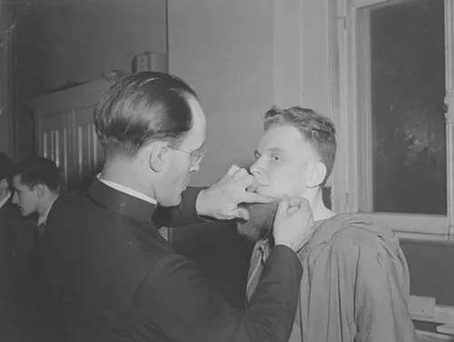 1983 : Émile Legault, prêtre catholique et homme de théâtre québécois, fondateur des Compagnons de Saint-Laurent (° 29 mars 1906).