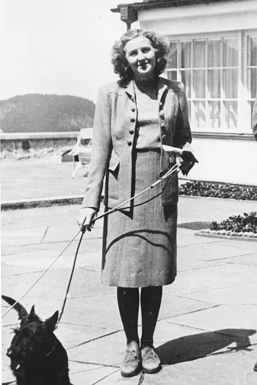 1945年 - エヴァ・ブラウン、ヒトラー夫人（* 1912年）