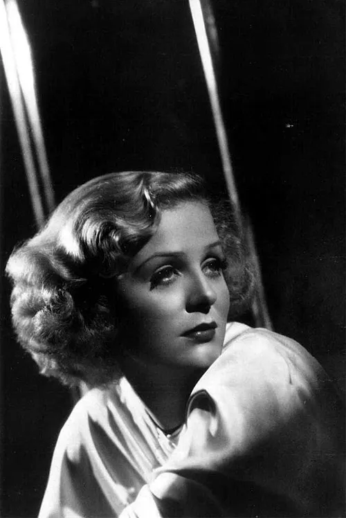 1910年 - グロリア・スチュアート、女優（+ 2010年）
