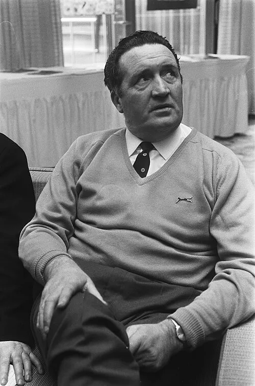 1985年 - ジョック・ステイン、サッカー選手、指導者（* 1922年）