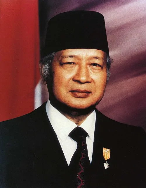 1921年 - スハルト、軍人、政治家、インドネシア第2代大統領（+ 2008年）